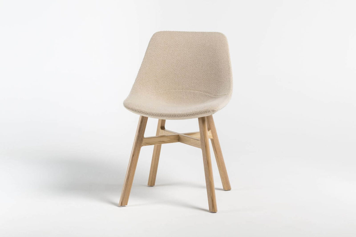 scaun tapitat din lemn